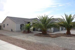 Property grounds - Free Heated Pool, RV Garage, Hot Tub, Music, Views (Lake Havasu City)