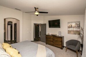 3 bedrooms, desk, iron/ironing board, travel crib - Free Heated Pool, RV Garage, Hot Tub, Music, Views (Lake Havasu City)