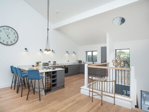 Oppvaskmaskin og høy barnestol