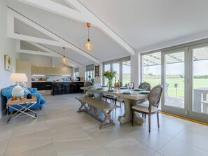 Dining - 5 bedroom accommodation in Burford (Burford)