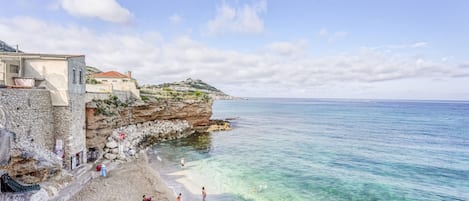 Una spiaggia nelle vicinanze