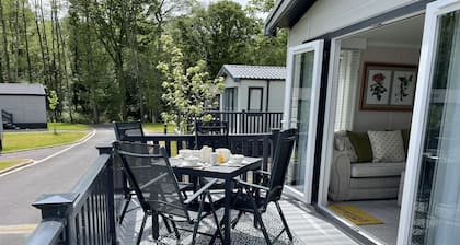 Luxurious and Cosy Holiday Lodge in the New Forest National Park. Free Pets