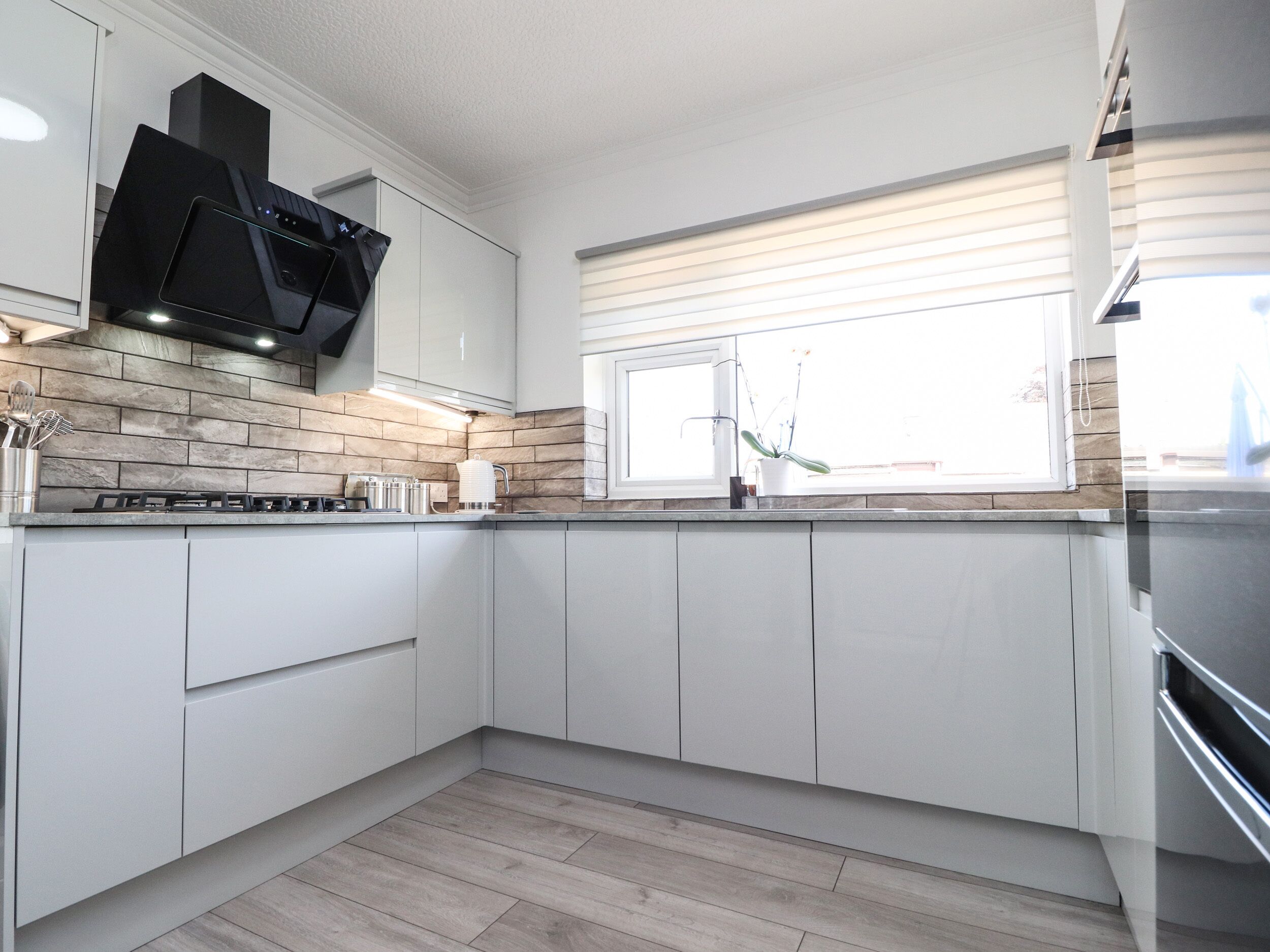 Refrigerador, lavavajillas, utensilios de cocina