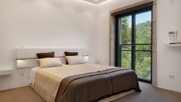 5 camere, una cassaforte in camera, una scrivania, ferro/asse da stiro