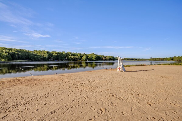 Beach nearby, sun loungers, beach towels