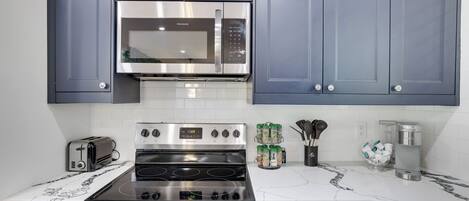 Grand réfrigérateur, micro-ondes, four, plaque de cuisson