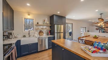 Full-size fridge, microwave, oven, stovetop