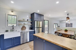 Full-sized fridge, microwave, oven, stovetop