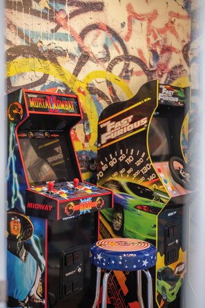 Bornes d’arcade aux couleurs de Mortal Kombat et de la série de films Fast and Furious.