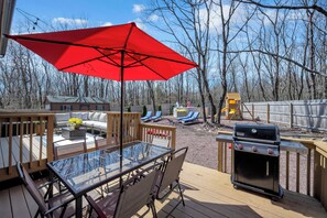 Outdoor dining - Private Pool- Hot Tub- Playground- Fire Pit- Fenced In Backyard- Pets! (Pocono Mountains)