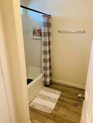 Combined shower/tub, towels, soap, toilet paper