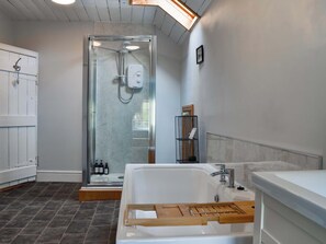 Towels - 3 bedroom accommodation in Lower Farm (Lower Farm)