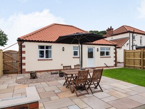 Outdoor dining - Sycamore Lodge - UK35106 (Hogsthorpe)