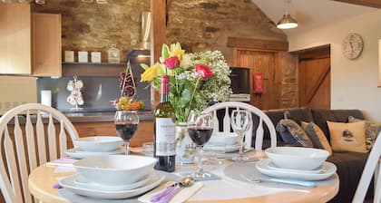 2 bedroom accommodation in Penrhiwllan, near Llandysul