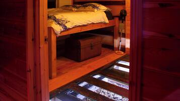 2 bedrooms, WiFi (free), bed sheets