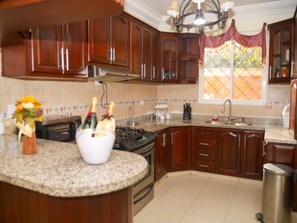 Kjøleskap, mikrobølgeovn, ovn og kokeplater