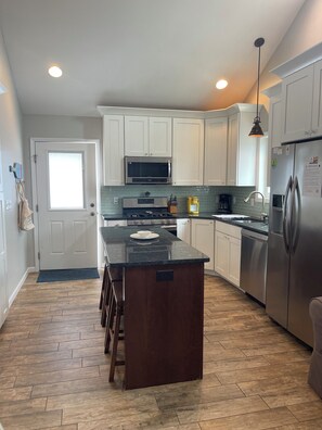 冷蔵庫、電子レンジ、オーブン、コンロ