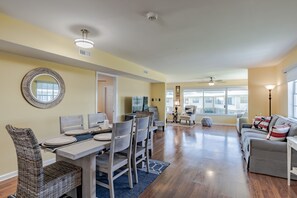 TV, books - Stylish Condo with a view of the water (Dauphin Island)
