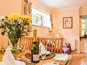 Interior - A spacious home from home within a few minutes’ walk of the town centre. (Market Bosworth)