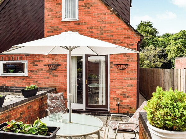 Outdoor dining - A spacious home from home within a few minutes’ walk of the town centre. (Market Bosworth)