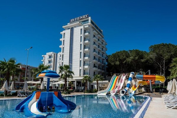 A hotel named 'HENRY' with a swimming pool, water slides, and palm trees. - Henry Resort And Spa  (Golem)