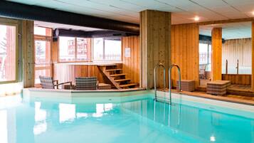 Een binnenzwembad en een verwarmd zwembad