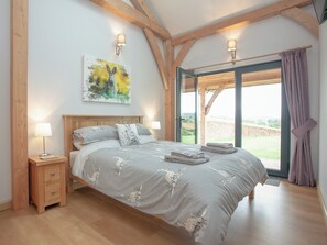 3 bedrooms, travel cot, WiFi, bed sheets