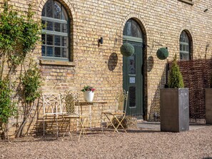 Outdoor dining - 2 bedroom accommodation in Market Stainton, near Market Rasen (Market Stainton, near Market Rasen)
