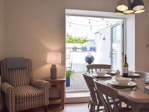 Dining - 3 bedroom accommodation in Tenby (Tenby)