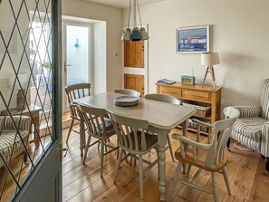 Dining - 3 bedroom accommodation in Tenby (Tenby)