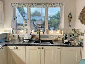 Lavavajillas y trona infantil