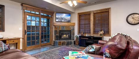 Televisión y chimenea