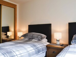 2 bedrooms, free WiFi, bed sheets - 2 bedroom accommodation in Lossiemouth (Lossiemouth)