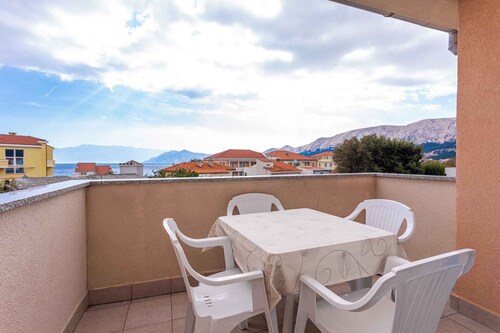 Holiday apartment near the city centre and directly by the sea
