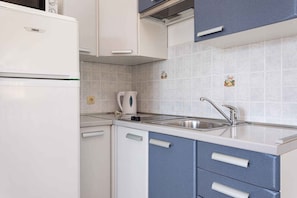 Réfrigérateur, micro-ondes, plaque de cuisson, cafetière/bouilloire