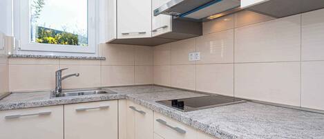 Kühlschrank, Mikrowelle, Herdplatte, Wasserkocher mit Kaffee-/Teezubehör