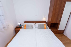 2 slaapkamers, reisbedje, internet