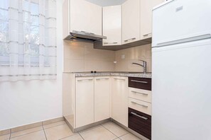 Køleskab, mikrobølgeovn, kogeplade, køkkentøj/tallerkener/redskaber