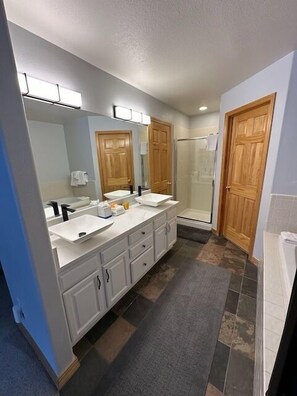 Combined shower/tub, jetted tub, hair dryer, towels