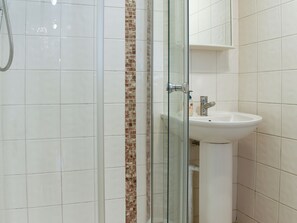 Bathroom - 2 bedroom accommodation in near Windermere (near Windermere)
