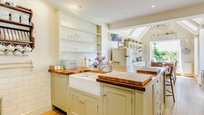Dishwasher, high chair - Beautiful house, peaceful surrounding yet close to towns and beaches. (Faversham)