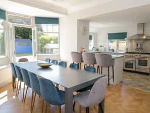 Cottage | Private kitchen | Fridge, dishwasher, electric kettle, cookware/dishes/utensils - Monarfon (Amlwch)