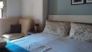 A bedroom with a bed, a chair, and a nightstand. - SR-G267-LENZ21A1 - Dimora Il Balcone Barocco (Palazzolo Acreide)