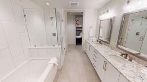 Badewanne, Handtücher, Seife, Toilettenpapier