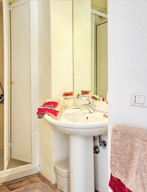 Dusche, Haartrockner, Bidet, Handtücher