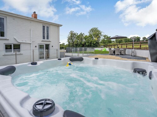 4 bedroom accommodation in Henllan