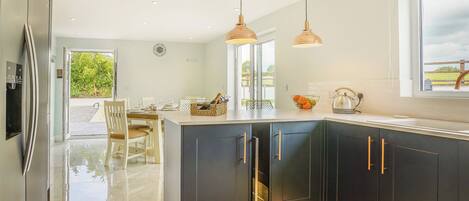 Een vaatwasser, een kinderstoel