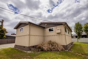 Exterior - Benmore Bach - FREE WIFI, PET FRIENDLY (Twizel)