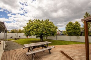 Outdoor dining - Benmore Bach, Central location, Twizel (Twizel)