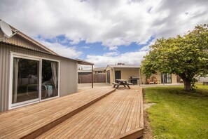 Outdoor dining - Benmore Bach - FREE WIFI, PET FRIENDLY (Twizel)